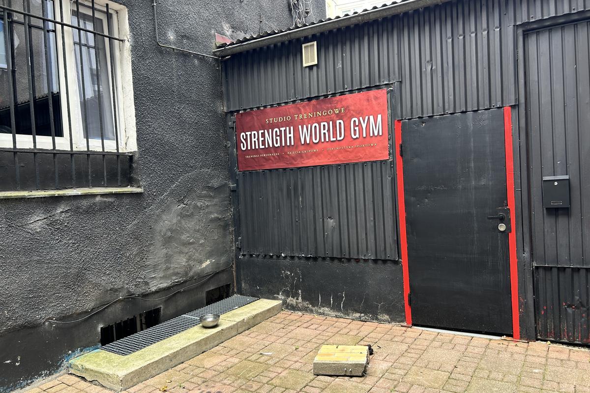 Wejście z banerem Strength World Gym